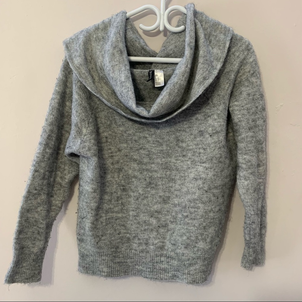 🧡3/$30 H&M Fuzzy Cowl Neck Grey Sweater Size Med
